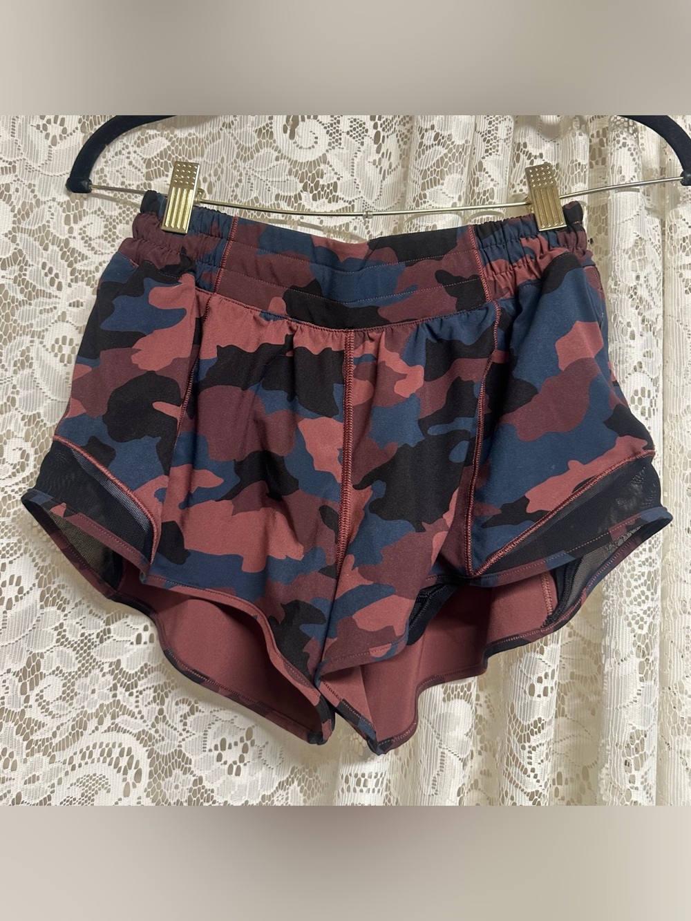 Lululemon Smokey Red Night Camo Hotty Hot Low Rise Lined 4” Shorts